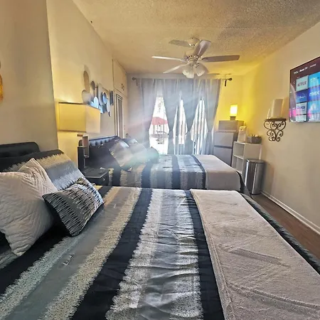 The Hathaway Suites Los Angeles Room photo