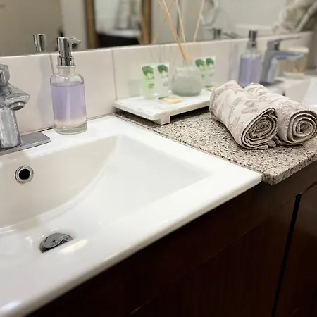 The Hathaway Suites Los Angeles Room photo