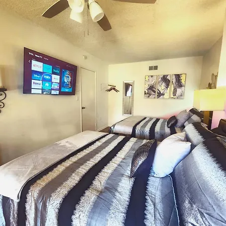 The Hathaway Suites Los Angeles Room photo